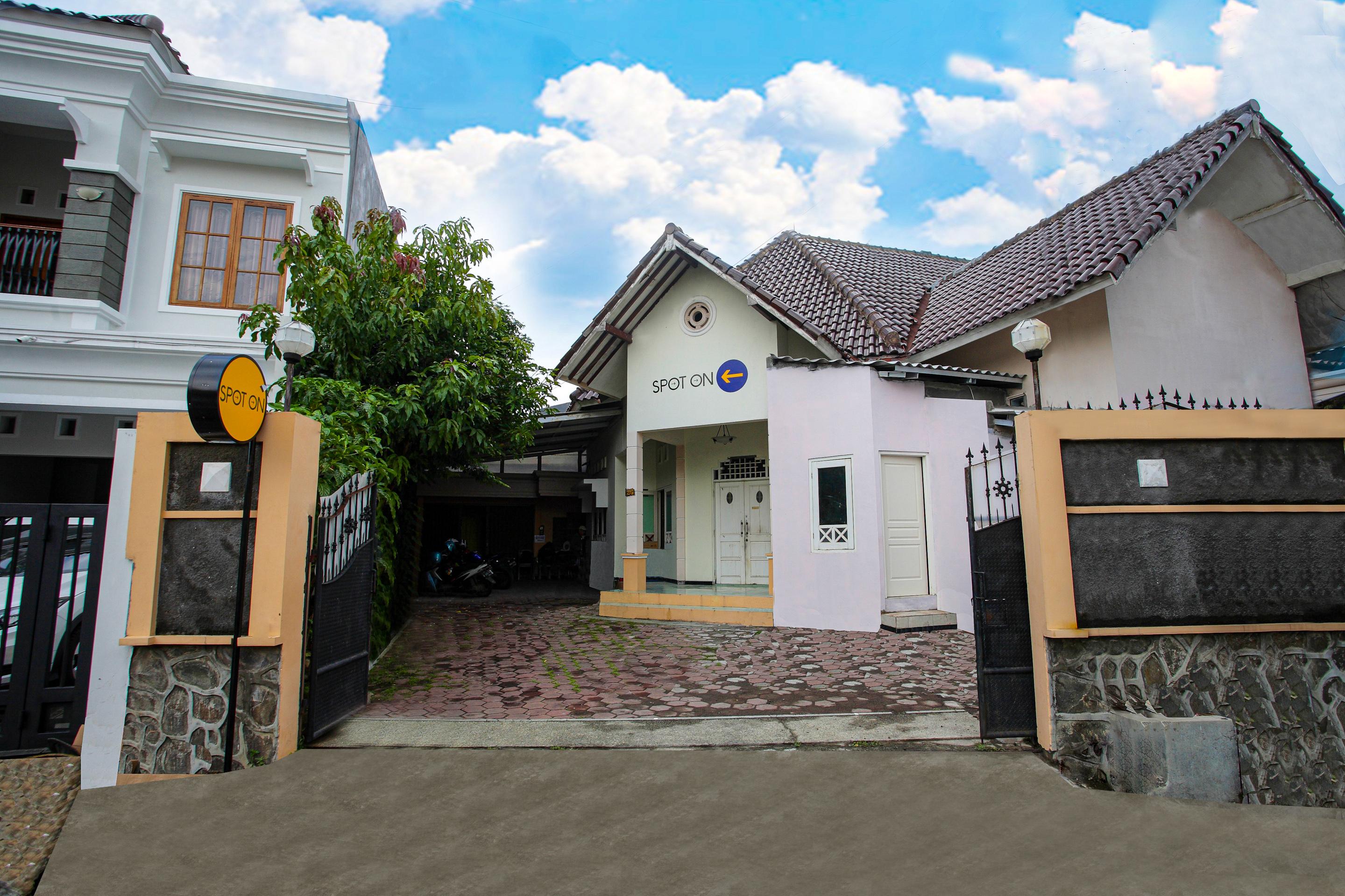 Spot On 2697 Homy House Hotel Semarang Exterior photo