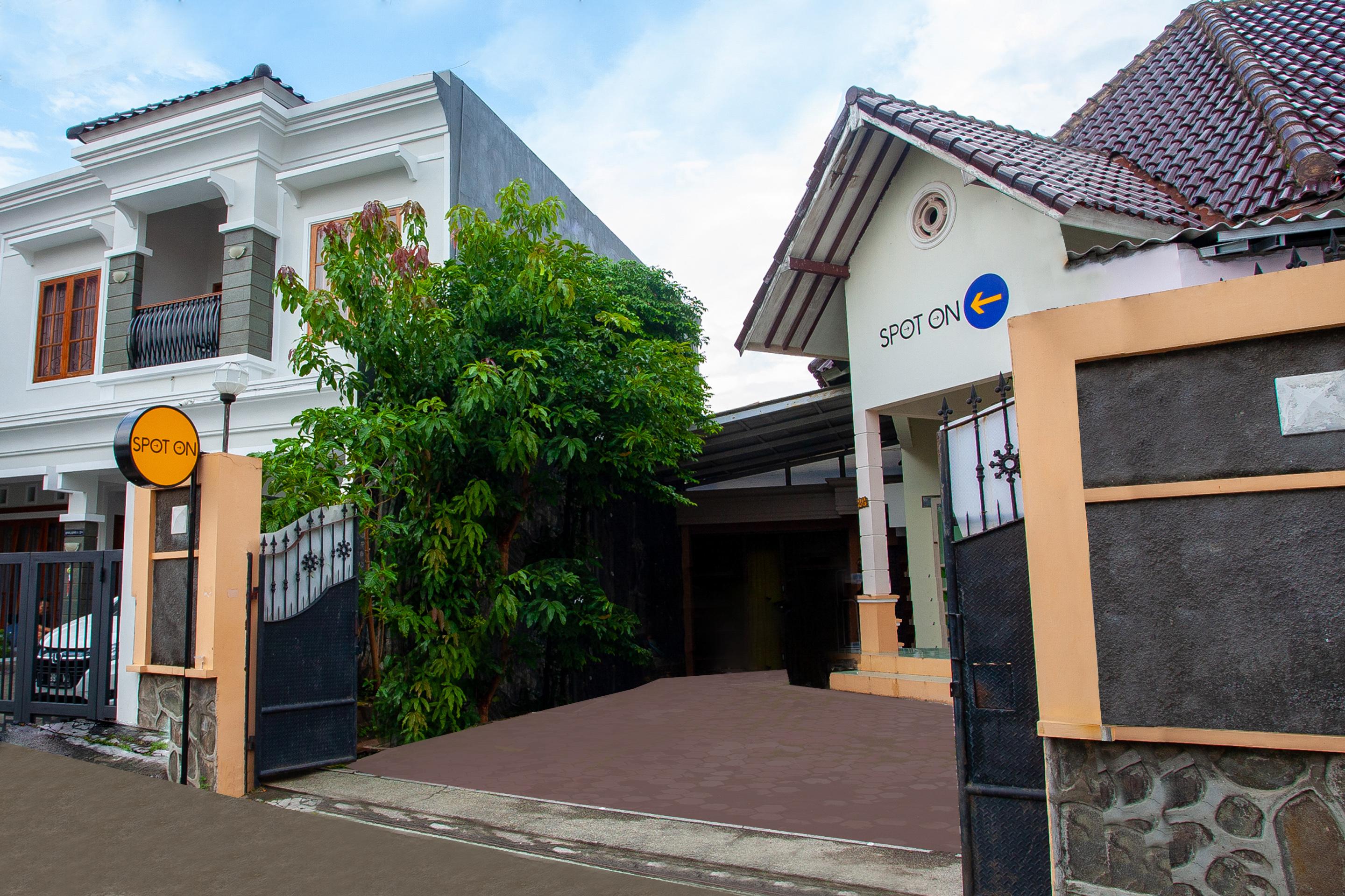 Spot On 2697 Homy House Hotel Semarang Exterior photo